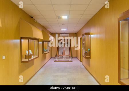 HAMADAN, IRAN - 14. JULI 2019: Im Inneren des archäologischen Museums am Hegmataneh-Hügel in Hamadan, Iran Stockfoto