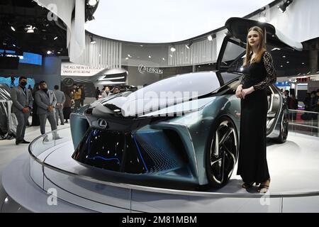 Großraum Noida, Indien. 11. Januar 2023. GREATER NOIDA, INDIEN - JANUAR 11: Auf der Auto Expo 2023 am 11. Januar 2023 in Greater Noida, Indien, wird neben einem Konzeptfahrzeug von Lexus ein Modell präsentiert. (Foto: Ajay Aggarwal/Hindustan Times/Sipa USA) Guthaben: SIPA USA/Alamy Live News Stockfoto