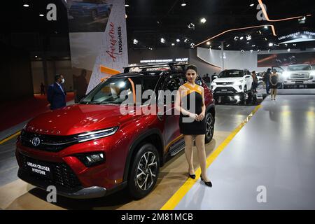 Großraum Noida, Indien. 11. Januar 2023. GREATER NOIDA, INDIEN - JANUAR 11: Neben dem Toyota Urban Cruiser Hyryder wird am 11. Januar 2023 auf der Auto Expo 2023 im Greater Noida, Indien, ein Modell präsentiert. (Foto: Ajay Aggarwal/Hindustan Times/Sipa USA) Guthaben: SIPA USA/Alamy Live News Stockfoto