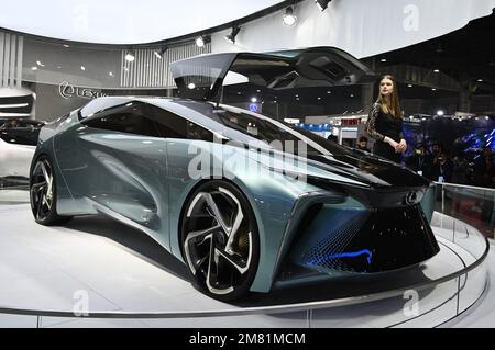 Großraum Noida, Indien. 11. Januar 2023. GREATER NOIDA, INDIEN - JANUAR 11: Auf der Auto Expo 2023 am 11. Januar 2023 in Greater Noida, Indien, wird neben einem Konzeptfahrzeug von Lexus ein Modell präsentiert. (Foto: Ajay Aggarwal/Hindustan Times/Sipa USA) Guthaben: SIPA USA/Alamy Live News Stockfoto