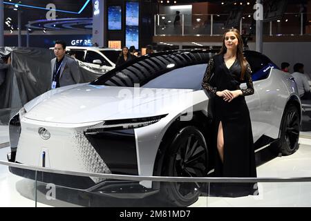 Großraum Noida, Indien. 11. Januar 2023. GREATER NOIDA, INDIEN - JANUAR 11: Auf der Auto Expo 2023 am 11. Januar 2023 in Greater Noida, Indien, wird neben einem Konzeptfahrzeug von Lexus ein Modell präsentiert. (Foto: Ajay Aggarwal/Hindustan Times/Sipa USA) Guthaben: SIPA USA/Alamy Live News Stockfoto