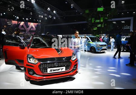 Großraum Noida, Indien. 11. Januar 2023. GREATER NOIDA, INDIEN - JANUAR 11: Ein Modell steht neben Maruti Suzukis Swift-Auto auf der Auto Expo 2023 am 11. Januar 2023 im Greater Noida, Indien. (Foto: Ajay Aggarwal/Hindustan Times/Sipa USA) Guthaben: SIPA USA/Alamy Live News Stockfoto