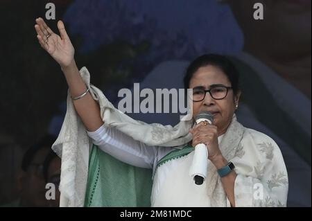 Kalkutta, Indien. 11. Januar 2023. KOLKATA, INDIEN - JANUAR 11: Westbengalische Chefministerin Mamata Banerjee spricht anlässlich der Eröffnung des Transitstandorts Ganga Sagar Mela Outram Ghat am 11. Januar 2023 in Kolkata, Indien. Sie versicherte den Pilgern, dass ihre Regierung Vorkehrungen getroffen hat, damit sie während des jährlichen Festivals keinen Problemen gegenüberstehen. (Foto: Samir Jana/Hindustan Times/Sipa USA) Guthaben: SIPA USA/Alamy Live News Stockfoto