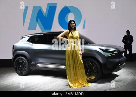 Großraum Noida, Indien. 11. Januar 2023. GREATER NOIDA, INDIEN - JANUAR 11: Ein Modell präsentiert sich neben dem Konzeptfahrzeug „EVX“ von Maruti Suzuki auf der Auto Expo 2023 am 11. Januar 2023 in Greater Noida, Indien. (Foto: Ajay Aggarwal/Hindustan Times/Sipa USA) Guthaben: SIPA USA/Alamy Live News Stockfoto