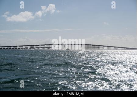 William M. Powell Brücke entlang Rickenbacker Causeway auf dem Weg auf Key Biscayne in Miami, Florida. Stockfoto