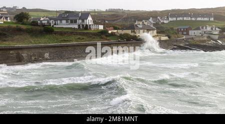 Sea Defence Mauern, übersät von atlantischen Wintersturmwellen Stockfoto