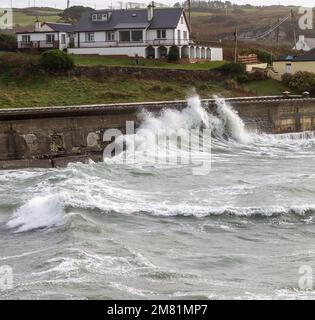 Sea Defence Mauern, übersät von atlantischen Wintersturmwellen Stockfoto