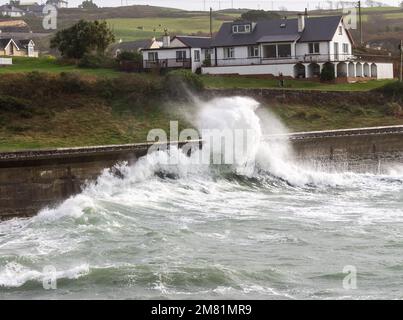 Sea Defence Mauern, übersät von atlantischen Wintersturmwellen Stockfoto