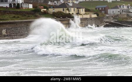 Sea Defence Mauern, übersät von atlantischen Wintersturmwellen Stockfoto