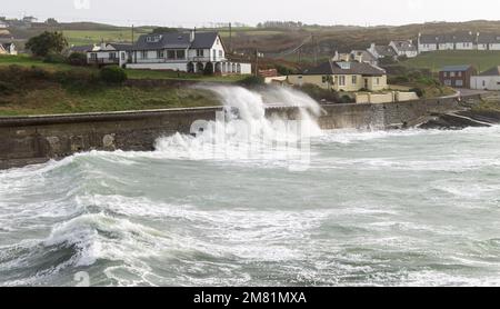 Sea Defence Mauern, übersät von atlantischen Wintersturmwellen Stockfoto