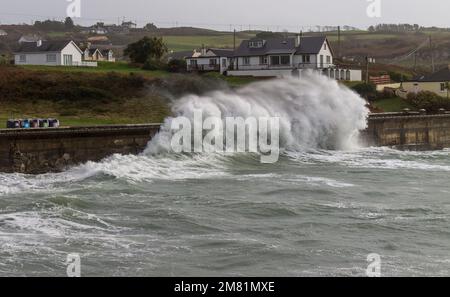 Sea Defence Mauern, übersät von atlantischen Wintersturmwellen Stockfoto