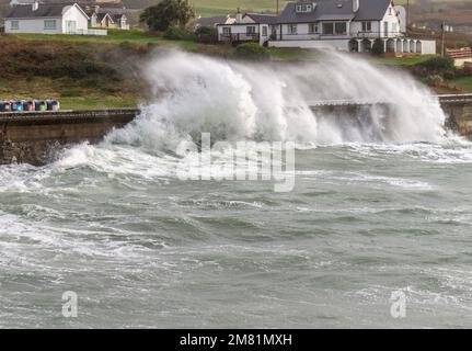 Sea Defence Mauern, übersät von atlantischen Wintersturmwellen Stockfoto