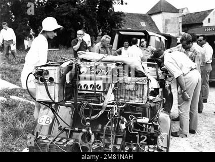 AUDREY HEPBURN und Regisseur STANLEY DONEN (ganz rechts mit Sonnenbrille) am Drehort, offen mit Film/Movie Crew während der Dreharbeiten VON ZWEI FÜR DEN REGISSEUR 1967/Produzenten STANLEY DONEN, Schriftsteller Frederic Raphael, Henry Mancini Stanley Donen Films/Twentieth Century Fox Stockfoto