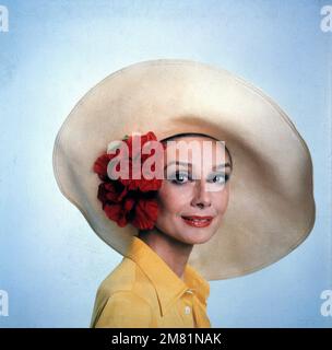 AUDREY HEPBURN Portrait in the TV Movie LOVE AMONG DIIEVES 1987 Regisseur ROGER YOUNG LORIMAR Productions / Robert Papazian Productions / American Broadcasting Company (ABC) Stockfoto