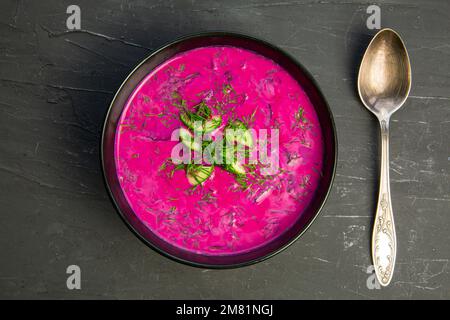 Leckere Sommersuppe Chlodnik oder Holodnik auf schwarzem Hintergrund, Draufsicht. Serviertisch. Stockfoto