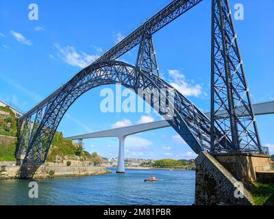 Tour mit dem Boot, Segeln unter den Brücken Sao Joao und Maria Pia, Sonnentag, Porto, Portugal Stockfoto