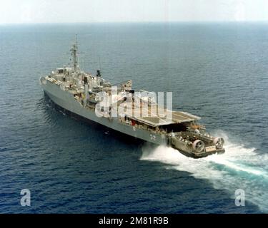 Das Amphibious Assault Landing Craft Jeff-B (AALC) tritt während des Betriebs vor der Küste Floridas in den Andockraum des Dock Landungsschiffes USS SPIEGEL GROVE (LSD-32) ein. Land: Atlantik (AOC) Stockfoto