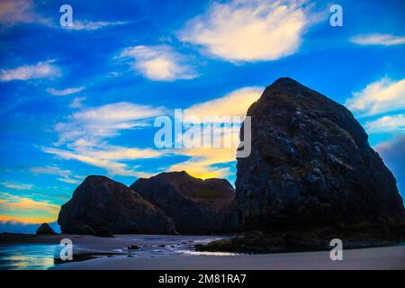 Wolken Und Küstenfelsen Stockfoto