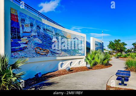 Das Ocean Springs-Biloxi Bridge Mosaic Mural ist am 28. Dezember 2022 in Ocean Springs, Mississippi, abgebildet. Das Wandgemälde ist 120 Meter lang. Stockfoto