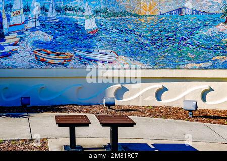 Das Ocean Springs-Biloxi Bridge Mosaic Mural ist am 28. Dezember 2022 in Ocean Springs, Mississippi, abgebildet. Das Wandgemälde ist 120 Meter lang. Stockfoto