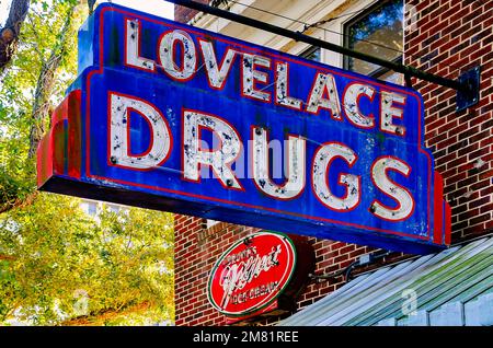 Lovelace Drugs ist am 28. Dezember 2022 in Ocean Springs, Mississippi, abgebildet. Die Apotheke, ursprünglich bekannt als Ocean Springs Drugs, wurde 1926 erbaut. Stockfoto