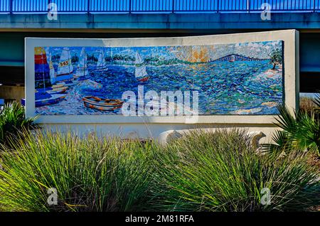 Das Ocean Springs-Biloxi Bridge Mosaic Mural ist am 28. Dezember 2022 in Ocean Springs, Mississippi, abgebildet. Das Wandgemälde ist 120 Meter lang. Stockfoto