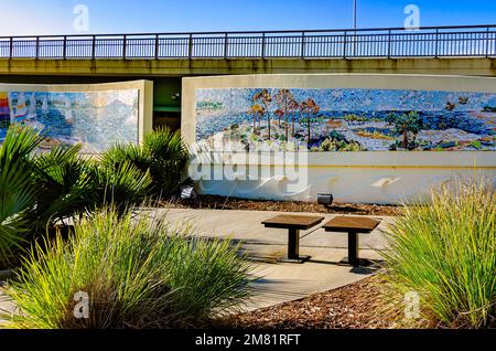 Das Ocean Springs-Biloxi Bridge Mosaic Mural ist am 28. Dezember 2022 in Ocean Springs, Mississippi, abgebildet. Das Wandgemälde ist 120 Meter lang. Stockfoto