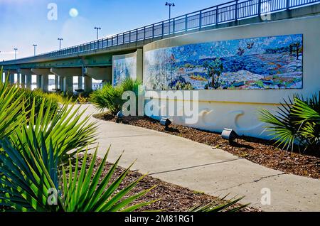 Das Ocean Springs-Biloxi Bridge Mosaic Mural ist am 28. Dezember 2022 in Ocean Springs, Mississippi, abgebildet. Das Wandgemälde ist 120 Meter lang. Stockfoto