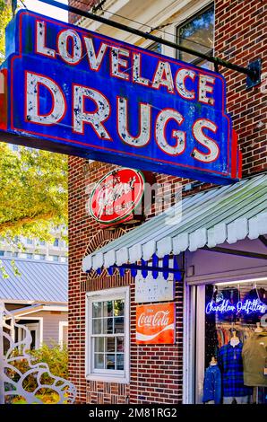 Lovelace Drugs ist am 28. Dezember 2022 in Ocean Springs, Mississippi, abgebildet. Die Apotheke, ursprünglich bekannt als Ocean Springs Drugs, wurde 1926 erbaut. Stockfoto