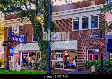 Lovelace Drugs ist am 28. Dezember 2022 in Ocean Springs, Mississippi, abgebildet. Die Apotheke, ursprünglich bekannt als Ocean Springs Drugs, wurde 1926 erbaut. Stockfoto