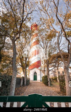 Leuchtturm West Schouwen in Zeeland, Niederlande. 13. november 2022 Stockfoto