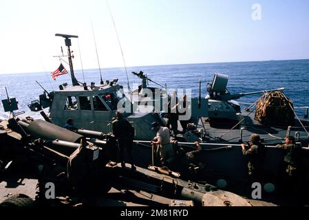 Ein Patrouillenboot (PB Mark III) neben einem Landungsschiff, während Marines der 22. Marine Amphibious Unit nach Abschluss ihrer Teilnahme an einem multinationalen Friedenssicherungseinsatz zurück zu ihrem Schiff begleitet werden. Basis: Beirut Land: Libanon (LBN) Stockfoto