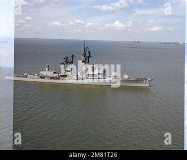 Ein Luftbild des gesteuerten Raketenzerstörers USS COONTZ (DDG 40) aus der Steuerbord-Luft. (SUBSTANADARD-BILD). Land: Unbekannt Stockfoto