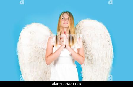 Valentinstag Amor. Engelsfrau betet. Valentine Girl mit Flügeln der weißen Engel. Stockfoto