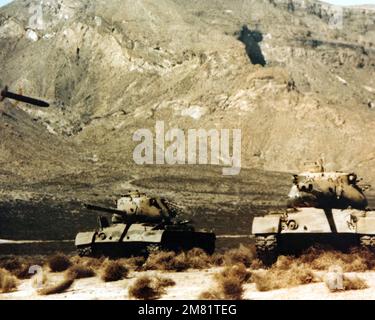 Ein lasergesteuertes Projektil mit einer Kupferkopf-Kanone von M712 nähert sich dem Ziel, einem mittelgroßen M47-Tank. Basis: White Sands Raketentestbereich Staat: New Mexico (NM) Land: Vereinigte Staaten von Amerika (USA) Stockfoto