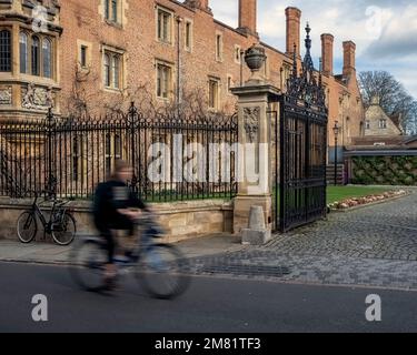 CAMBRIDGE, Großbritannien - 11. MÄRZ 2020: Radfahrer fährt am Magdalene College vorbei mit Bewegungsunschärfe Stockfoto