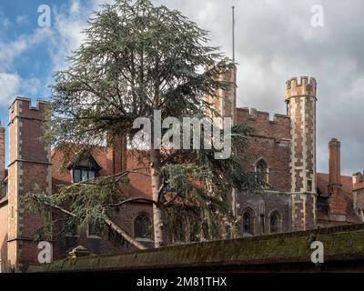 CAMBRIDGE, Großbritannien - 11. MÄRZ 2020: Außenansicht des Torhauses des Queens' College im Frühling Stockfoto