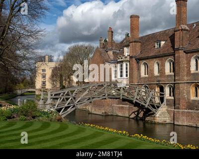 CAMBRIDGE, Großbritannien - 11. MÄRZ 2020: Mathematical Bridge over the River Cam und Queens' College Building Stockfoto