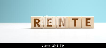 „Rente“-Webbanner – das deutsche Wort „Rente“ (Pensionsgeld), das aus Buchstaben auf Holzwürfeln zur Verwendung als Webbanner erbaut wurde. Stockfoto