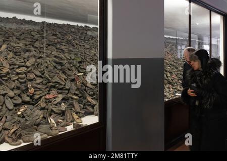 Auschwitz-Schuhe. Menschen, die auf Tausende von Schuhen aus dem Holocaust des zweiten weltkriegs, dem Konzentrationslager Auschwitz Birkenau, Krakau Polen Europa schauen Stockfoto