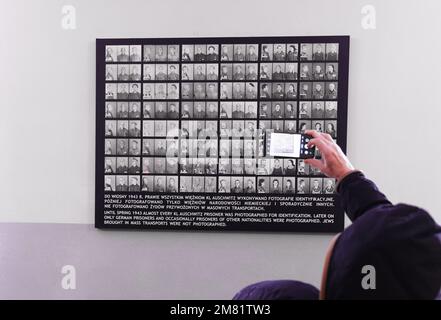 Auschwitz Holocaust-Gedenkmuseum - Besucher fotografieren alte Gefangene, Konzentrationslager Auschwitz Birkenau, Polen Stockfoto