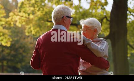 Reifes grauhaariges Paar, das im Park tanzt. Hochwertiges Foto Stockfoto