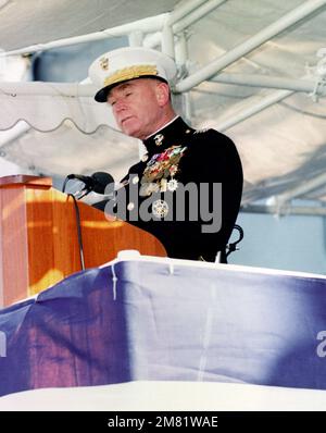 GEN. Paul X. Kelley, Kommandant der USA Marinekorps, spricht während der Inbetriebsetzung der geführten Raketenfregatte NICHOLAS (FFG-47). Basis: Bath Bundesstaat: Maine (ME) Land: Vereinigte Staaten von Amerika (USA) Stockfoto