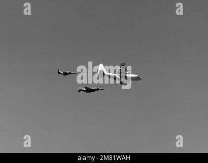 Eine rechte Seitenansicht eines KC-130 Hercules-Flugzeugs, das ein F-4 Phantom II-Flugzeug betankt, unten, und ein A-4 Skyhawk-Flugzeug während der Übungsübung vor der Militär-Dankbarkeits-Flugschau am 10. März 1984. Basis: Marine Corps Air Station, Yuma Bundesstaat: Arizona (AZ) Land: Vereinigte Staaten von Amerika (USA) Stockfoto