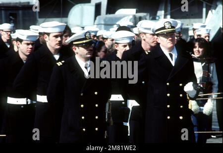 Besatzungsmitglieder stehen während der Zeremonie zur Inbetriebnahme der Oliver Hazard Perry-Klasse geführten Raketenfregatte USS NICHOLAS (FFG 47) in der Werft Bath Iron Works zur Verfügung. Basis: Bath Bundesstaat: Maine (ME) Land: Vereinigte Staaten von Amerika (USA) Stockfoto