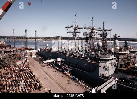 Besatzungsmitglieder stehen während der provisionszeremonie auf der Werft Bath Iron Works an der Steuerbordschiene der Oliver-Hazard-Perry-Klasse-geführten Raketenfregatte USS NICHOLAS (FFG 47). Basis: Bath Bundesstaat: Maine (ME) Land: Vereinigte Staaten von Amerika (USA) Stockfoto