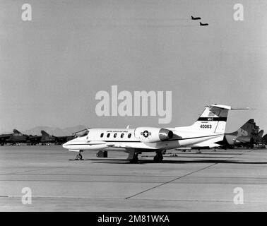 Eine linke Seitenansicht eines Militärflugzeugs C-21A Learjet, das auf der Fluglinie geparkt ist. Basis: Luftwaffenstützpunkt Davis-Monthan Bundesstaat: Arizona (AZ) Land: Vereinigte Staaten von Amerika (USA) Stockfoto