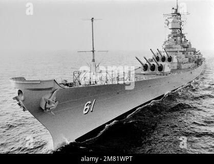 Ein Hafenbogenblick auf das Schlachtschiff USS IOWA (BB 61), das während der Seeversuche im Gange ist. Land: Golf Von Mexiko Stockfoto
