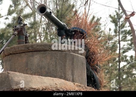 Ein Soldat zielt auf einen M-20 Panzerabwehrraketenwerfer während des gemeinsamen Südkorea/US-Übungsteams Spirit '84. Betreff Operation/Serie: Team Spirit '84 Land: Republik Korea (KOR) Stockfoto