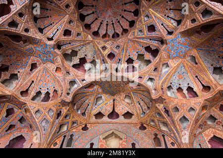 ISFAHAN, IRAN - 9. JULI 2019: Dekorationen der Musikhalle im Ali-Qapu-Palast in Isfahan, Iran Stockfoto